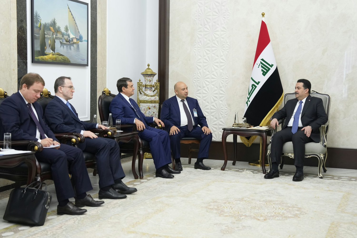 Irak Başbakanı Muhammed Şiya es-Sudani (sağda), Rusya Devlet Başkanı Yardımcısı Igor Levitin (sol 3) ile başkent Bağdat’ta bir araya geldi (AA)