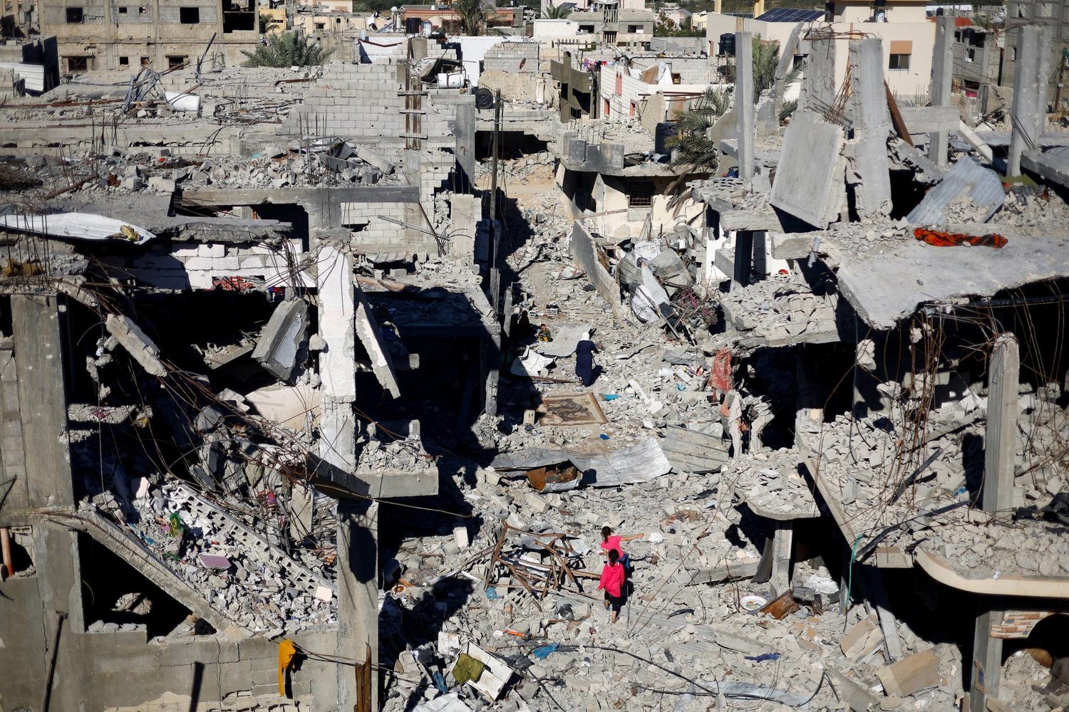 Gazze Şeridi'nde ateşkes devam ediyor. Ancak savaş, Han Yunus'ta dün çekilen bu fotoğrafın da gösterdiği üzere geniş çapta yıkıma neden oldu (Reuters)