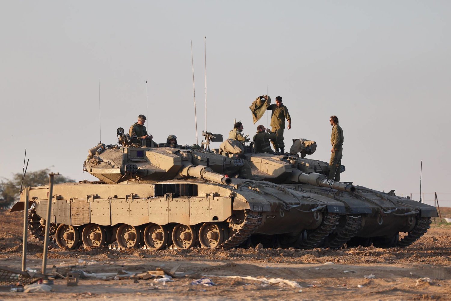 İsrail askerleri zırhlı araçlarıyla Gazze Şeridi sınırında (EPA)