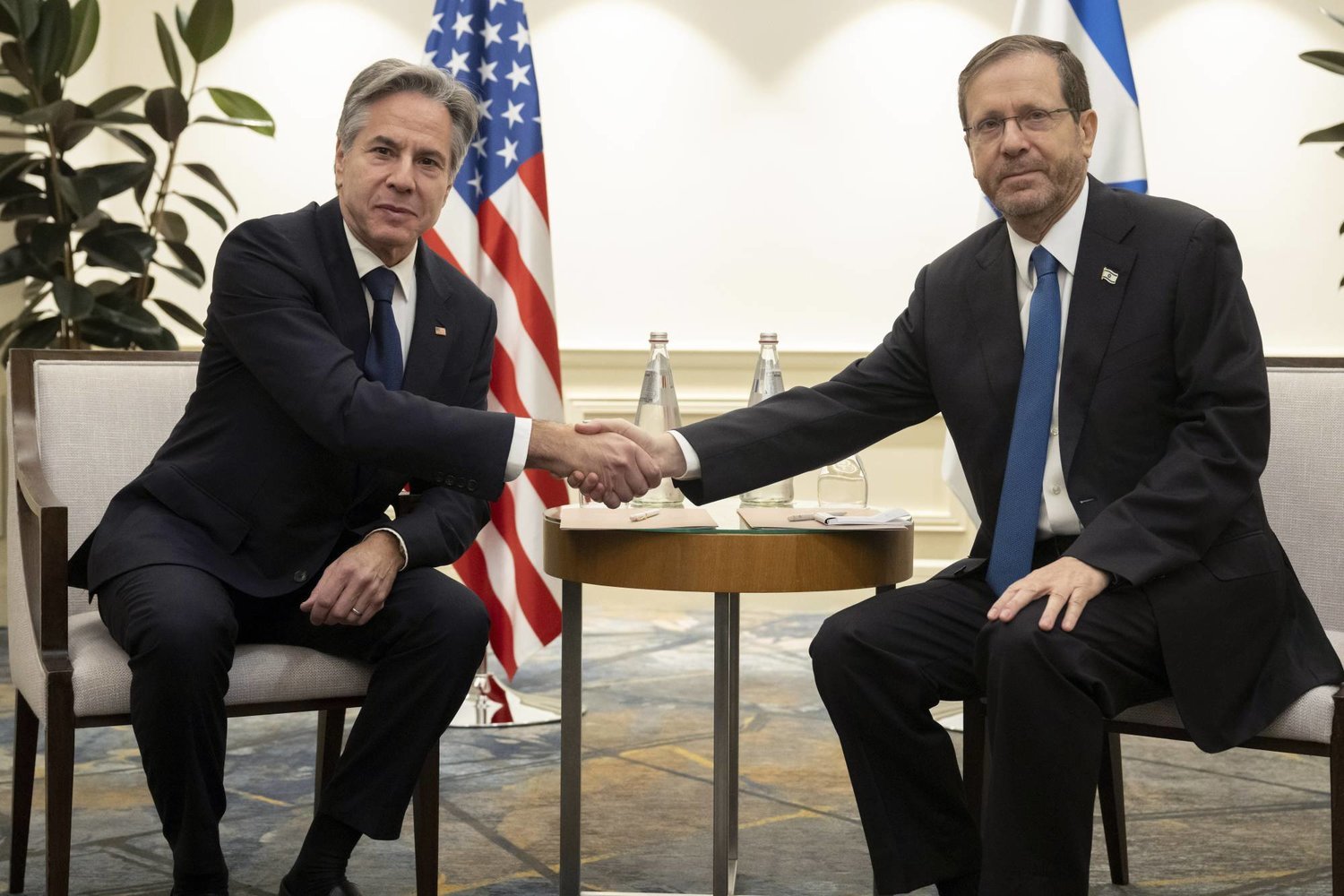 İsrail Cumhurbaşkanı Isaac Herzog ve ABD Dışişleri Bakanı Anthony Blinken Tel Aviv'deki toplantıda el sıkışıyor (AP)