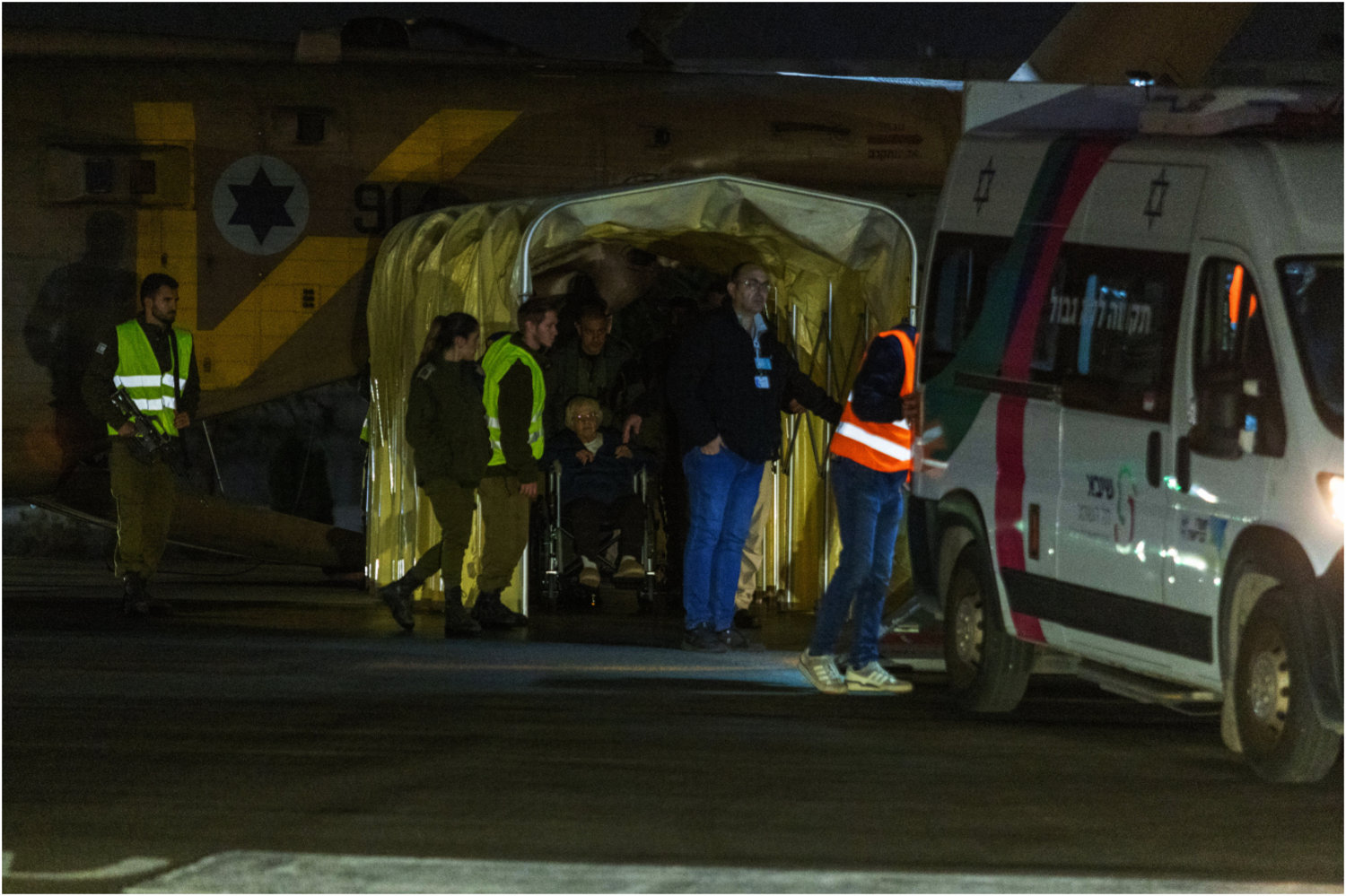 İsrail ile Hamas arasında yapılan esir takası mutabakatı kapsamında serbest bırakılan İsrailli esirler, helikopterle başkent Tel Aviv yakınlarındaki Sheba Tel-Hashomer Hastanesi'ne ulaştı (AA)