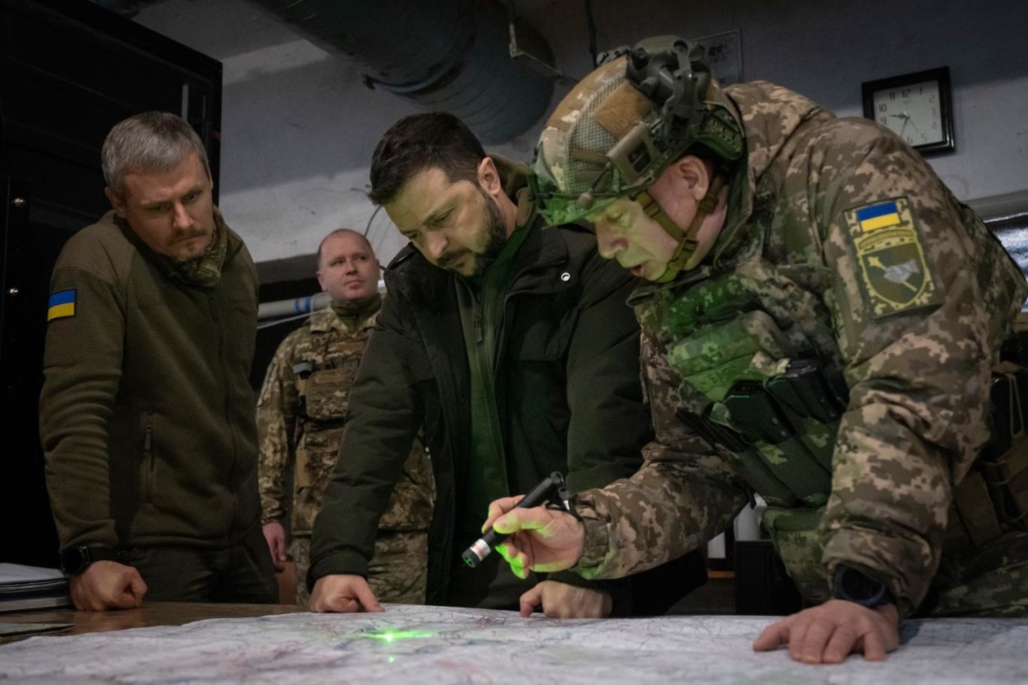 Zelenski, sağ tarafta Ukrayna Silahlı Kuvvetleri Kara Kuvvetleri Komutanı Albay General Oleksandr Sırski ve Ukrayna Cumhurbaşkanlığı Ofisi Başkan Yardımcısı Roman Mashovets, Kupyansk'a yaptıkları ziyarette cephenin haritasına bakıyor (AP)