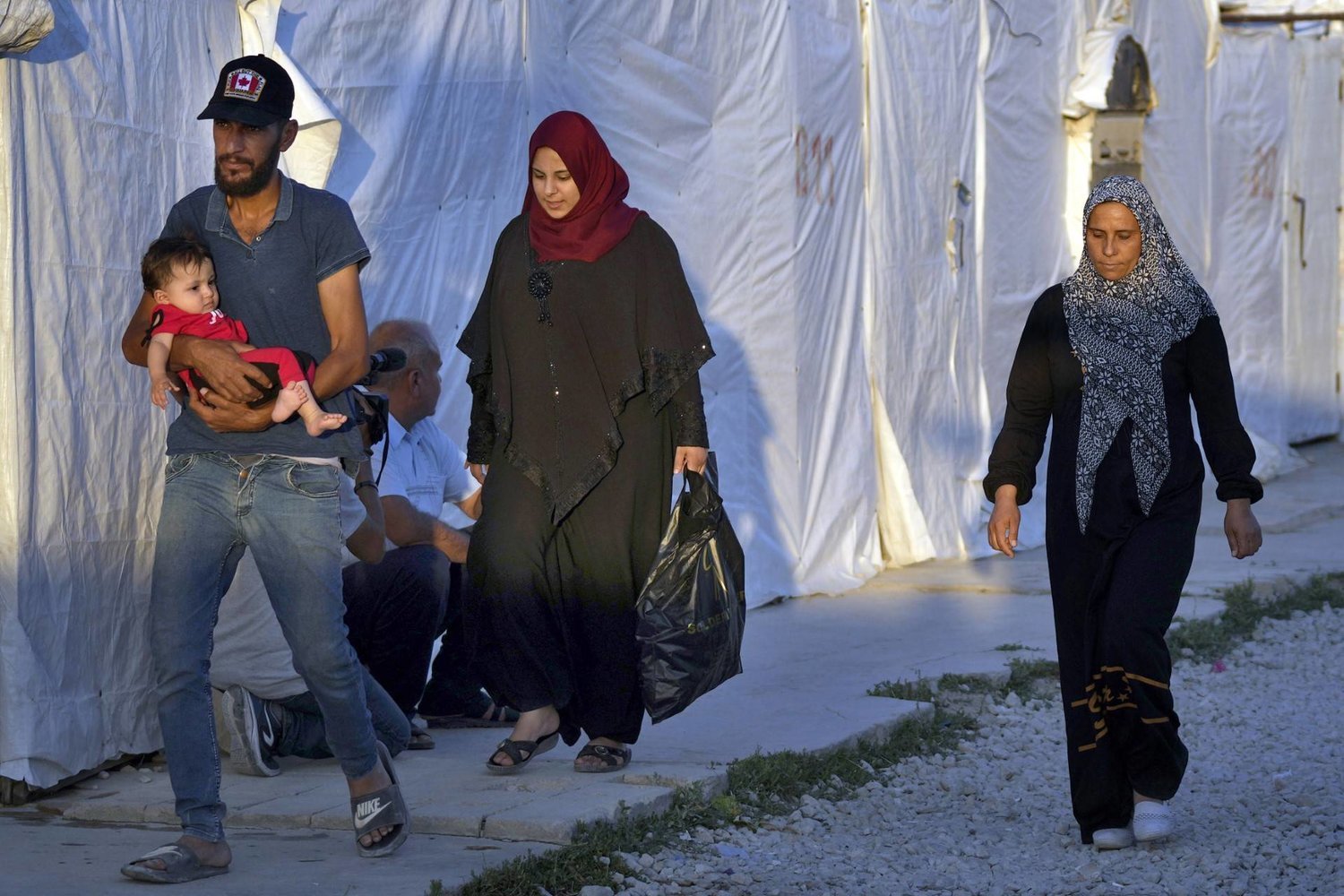 Bekaa bölgesindeki Bar Elias kasabasındaki bir kampta yerinden edilmiş Suriyeliler (AP)