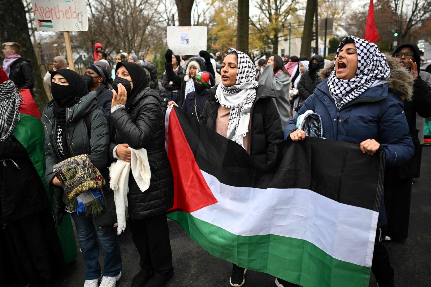 Filistin yanlısı eylemciler Washington'daki İsrail Büyükelçiliği önünde Filistin bayrağı açtı (Reuters)