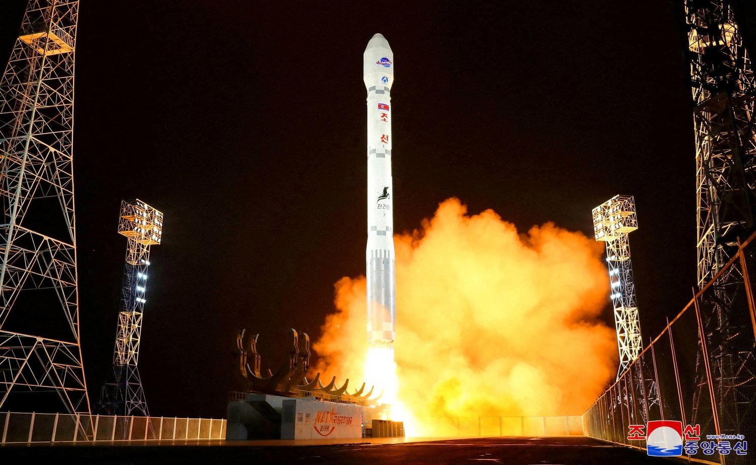Kuzey Kore hükümeti tarafından onaylanan“Malegyong-1” casus uydusunu taşıyan bir füzenin fırlatılması (Reuters)