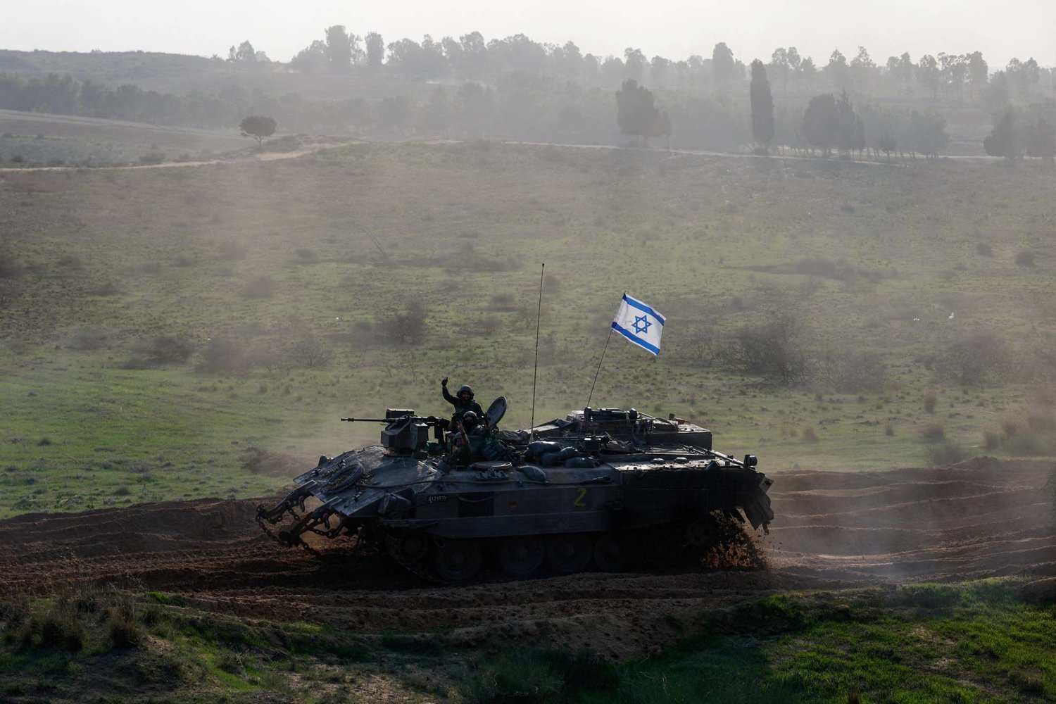 İsrail askerleri, geçici ateşkesin sona ermesinin ardından Gazze sınırı yakınında zırhlı personel taşıyıcıya biniyor (Reuters)