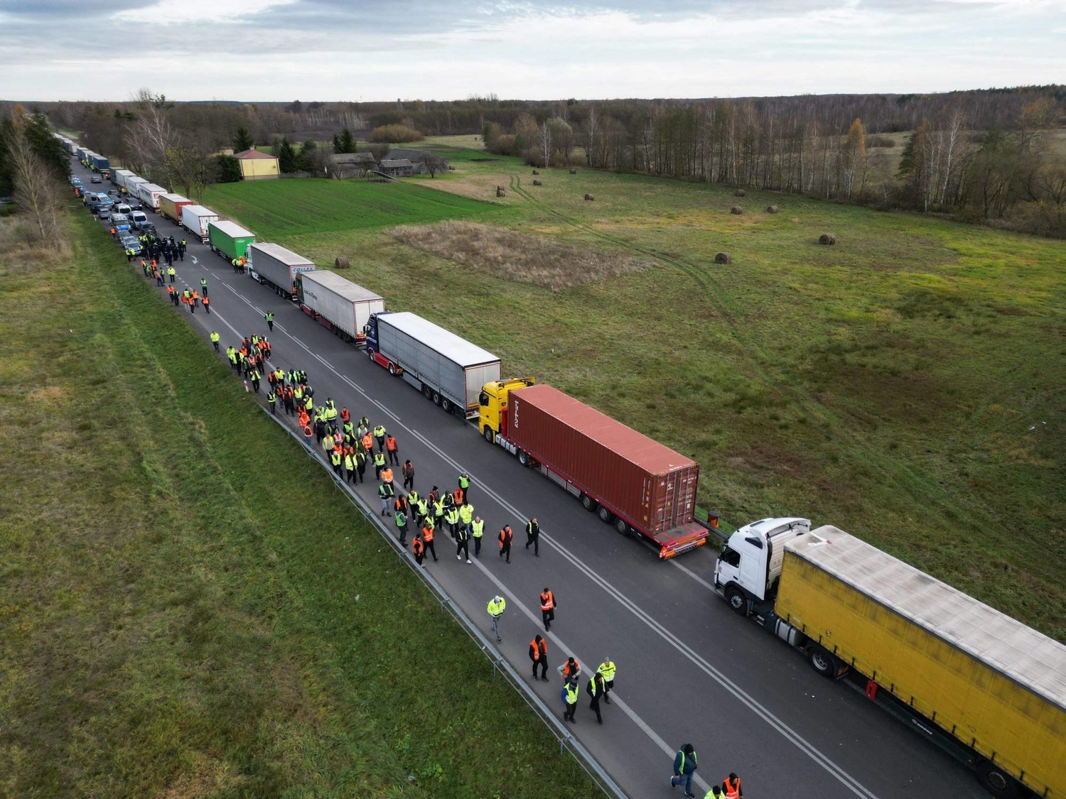 Ukrayna, Polonyalı kamyon şoförlerinin haftalardır devam eden protestosunun "felaket" yansımalarından duyduğu üzüntüyü dile getirdi (AFP)