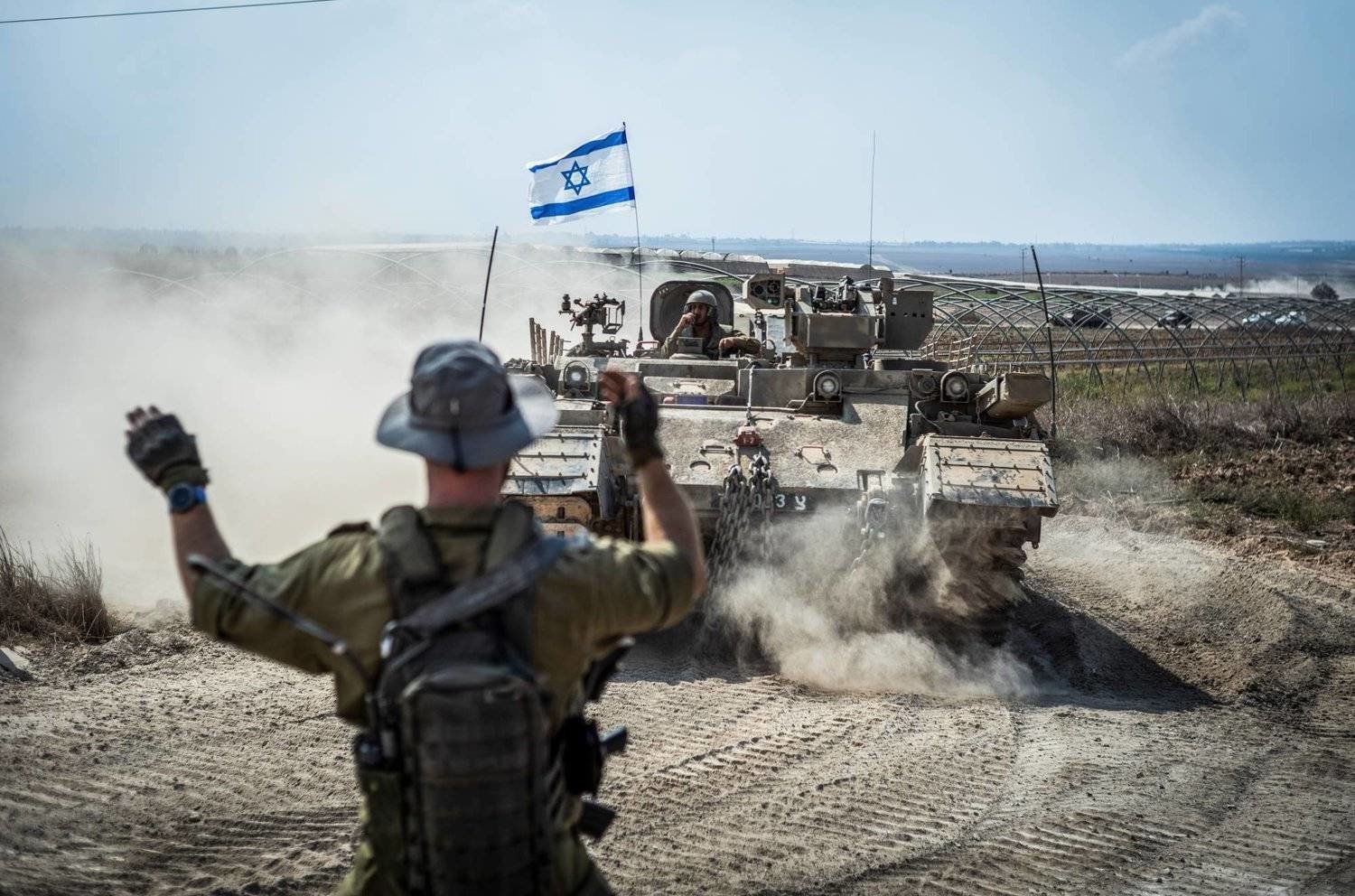Bir İsrail askeri Gazze sınırına yakın bir tanka yön veriyor (DPA)