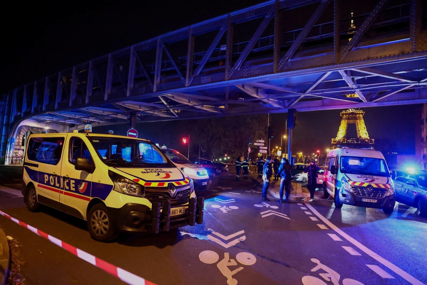 Fransız polisi Paris'in merkezindeki kaza mahallinde (Reuters)