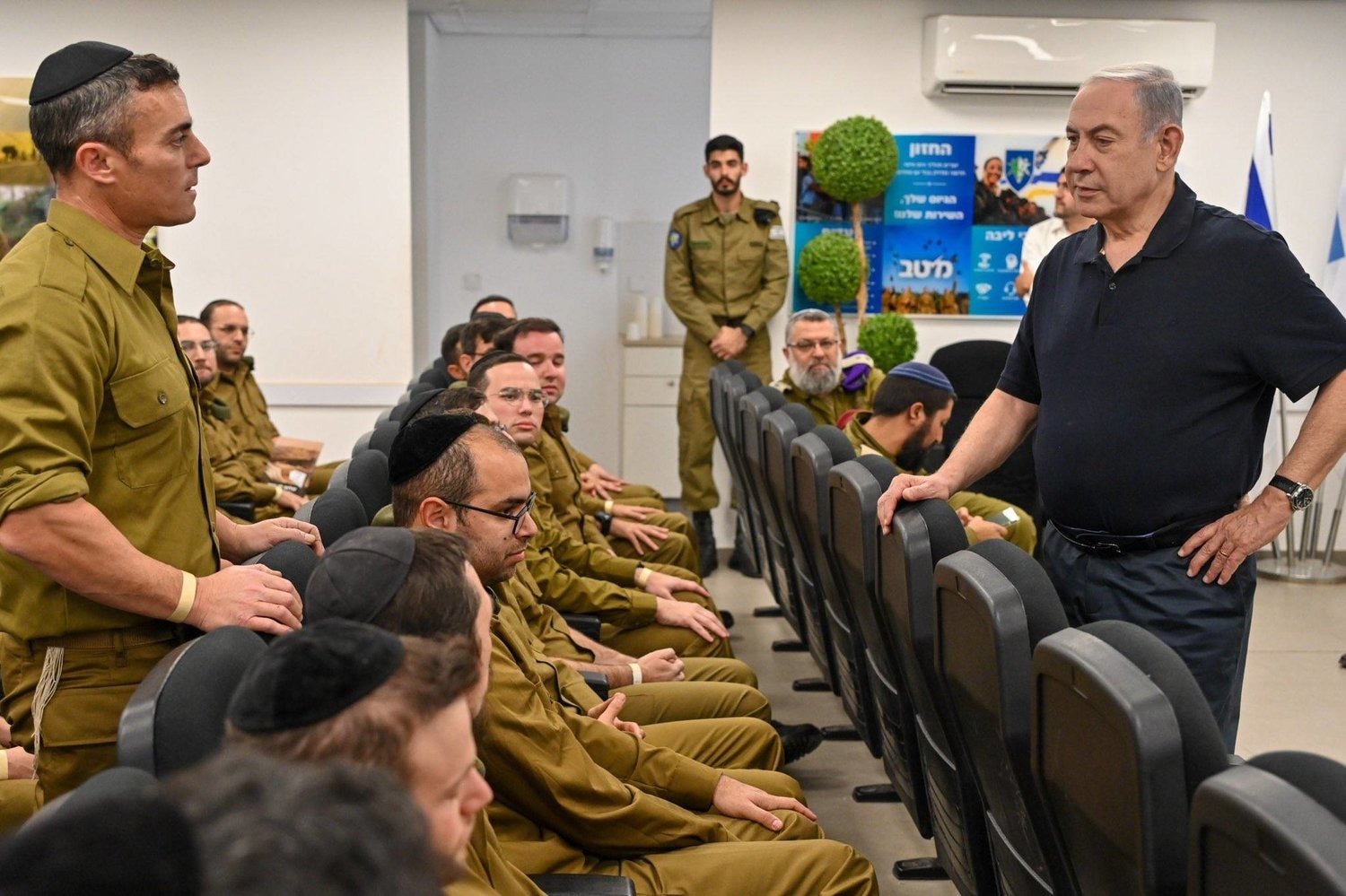 Netanyahu, pazar günü İsrail Savunma Kuvvetleri’ne yeni katılan Haredilerle görüştü (X)