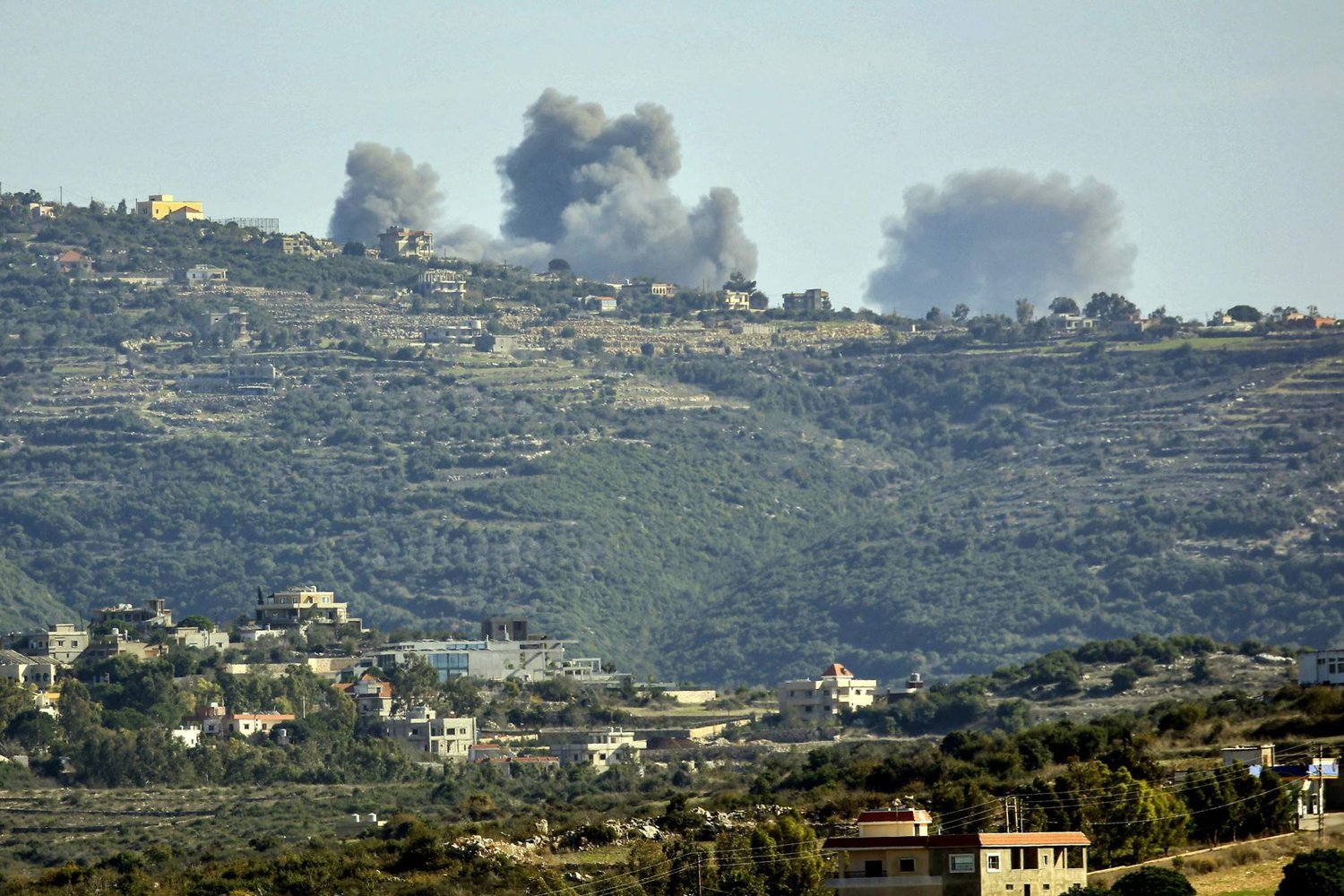Lübnan'ın güneyinde İsrail’in bombardımanı sonrası yükselen dumanlar (AFP)