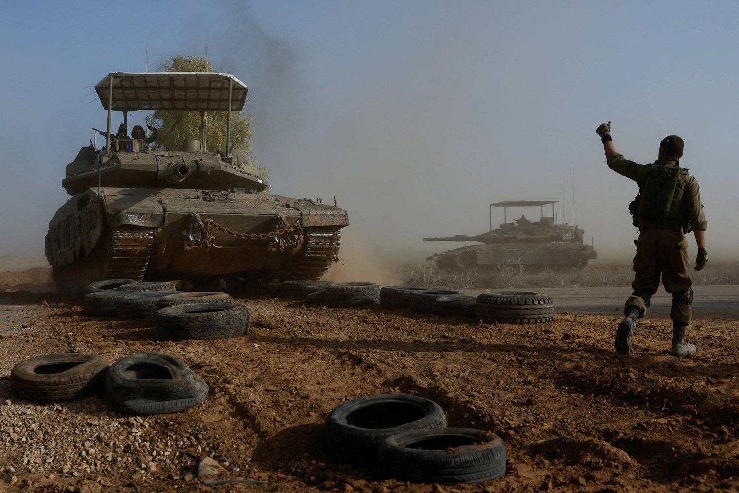 İsrail’in Gazze Şeridi sınırına yakın bölgesindeki İsrail askerleri ve tankları (Reuters)