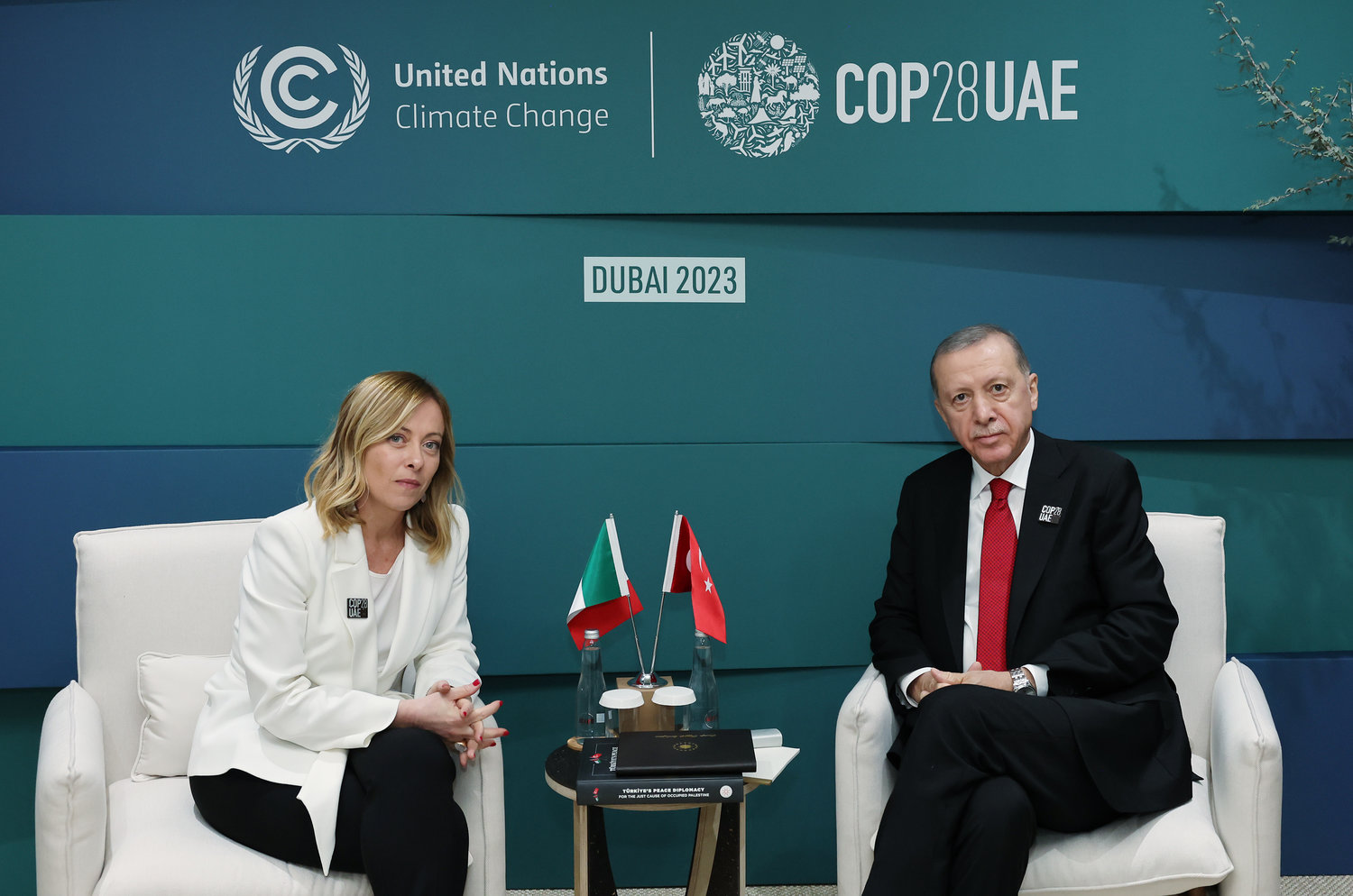 COP28 kapsamında düzenlenen Dünya İklim Eylemi Zirvesi için Dubai'de bulunan Cumhurbaşkanı Erdoğan, İtalya Başbakanı Meloni ile görüştü (AA)