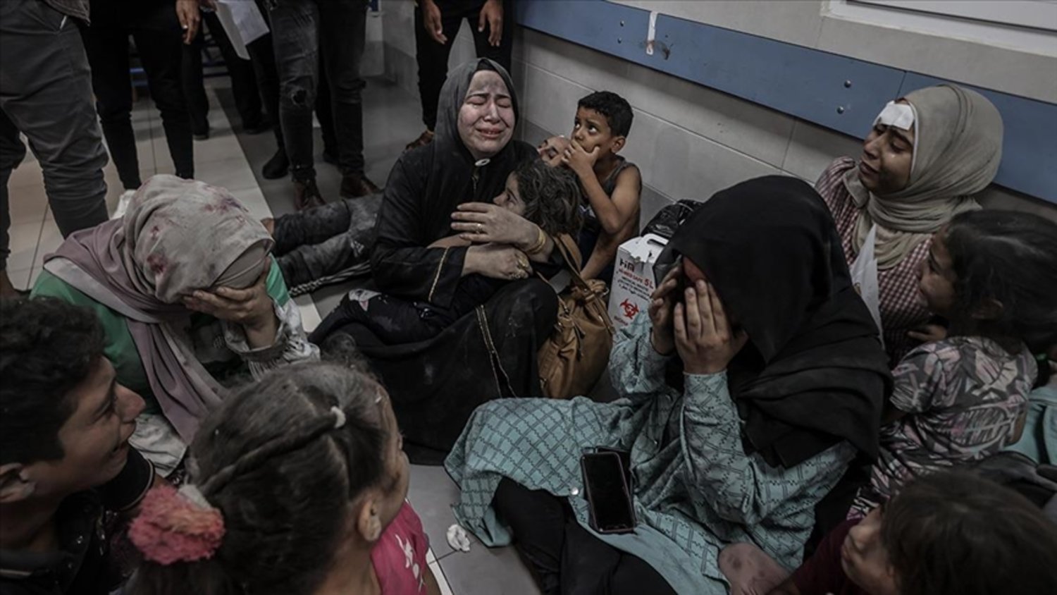 Gazze’deki hükümete göre, 7 Ekim'den bu yana Gazze Şeridi’nde İsrail saldırılarında öldürülen Filistinlilerin sayısı 6 bin 150'den fazlası çocuk ve 4 binden fazlası kadın olmak üzere 15 bini aştı (AA)