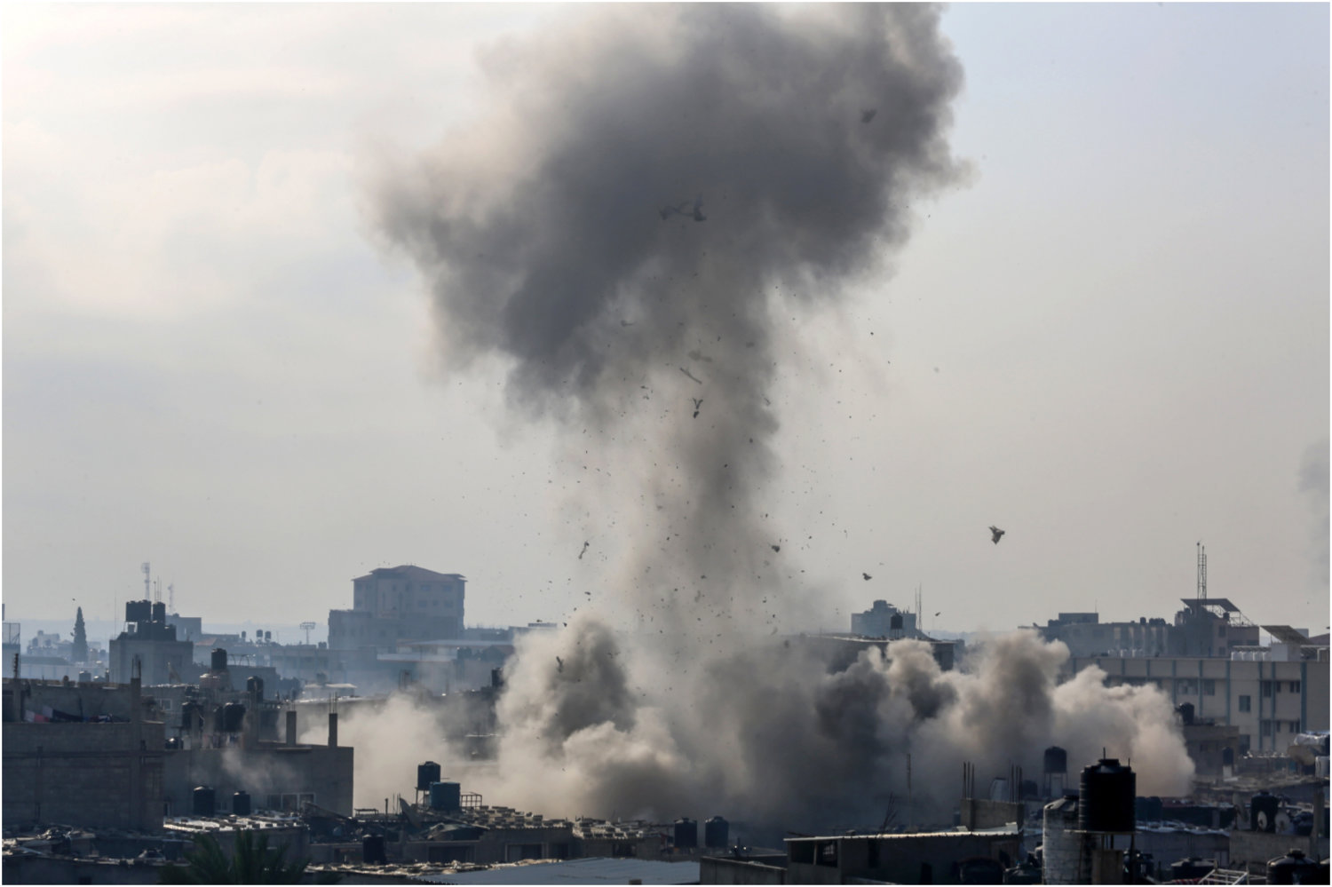 İsrail ordusunun "insani ara"nın sona ermesinin ardından bu sabah abluka altındaki Gazze'nin Refah kentine düzenlediği saldırıdan bir görüntü (AA)
