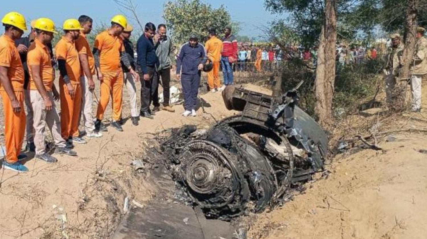 Yerel kurtarma yetkilileri ve askeri yetkililer, Rajasthan eyaletinde düşen uçağın enkazını inceliyor (AFP)
