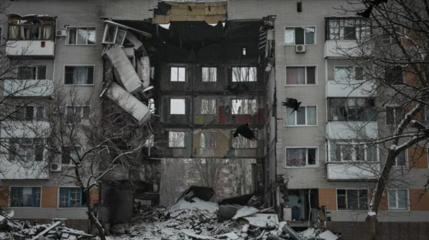 Rusya’nın Bahmut kasabasına düzenlediği saldırı sonucu yaşanan bir yıkım (AFP)