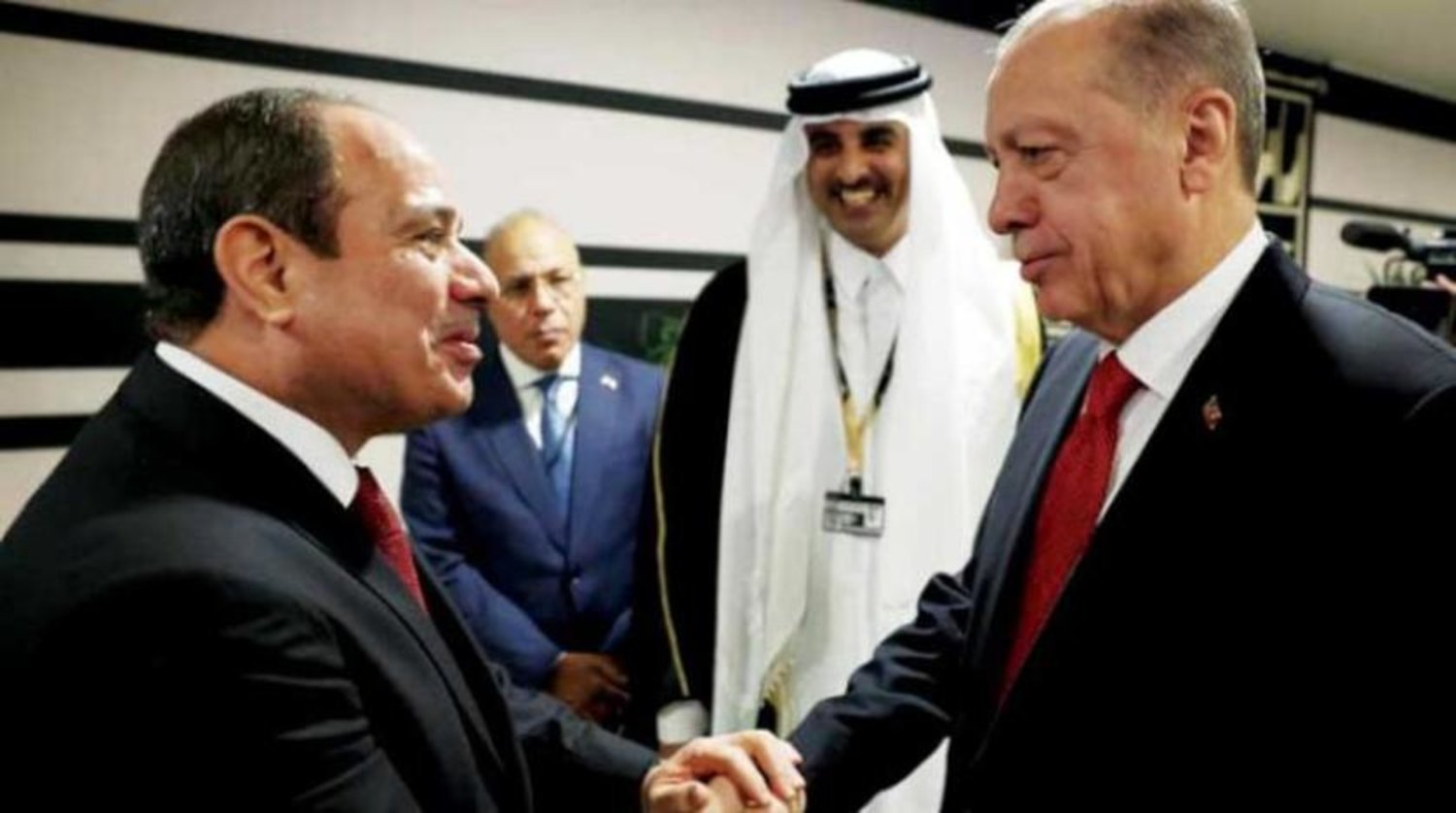 Erdoğan ve Sisi, geçtiğimiz Kasım ayında Katar Dünya Kupası açılış töreni sırasında Katar Emiri'nin önünde tokalaştı (Mısır Cumhurbaşkanlığı)