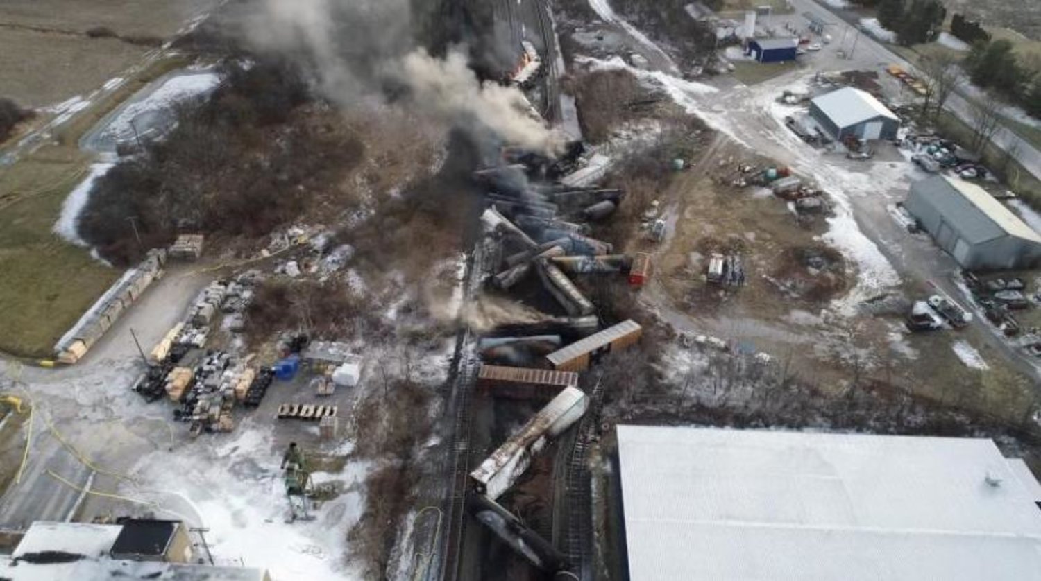 6 Şubat’ta çekilen bir fotoğraf, raydan çıktıktan sonra yanan tren gösteriyor (Reuters)