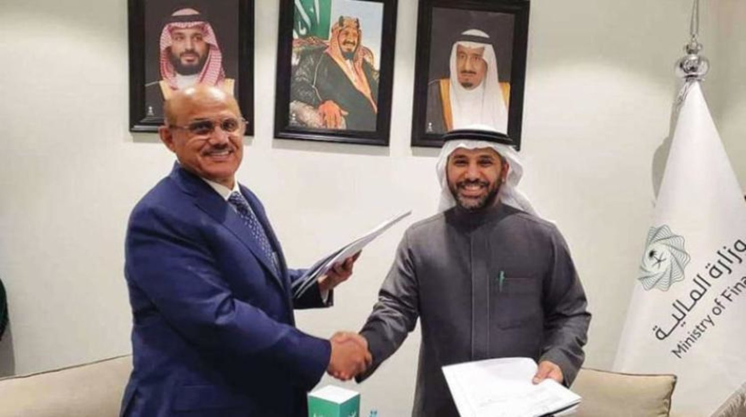 Yemen Merkez Bankası Başkanı, Suudi Arabistan Maliye Bakanı ile bir milyar dolarlık mevduat anlaşmasını imzaladıktan sonra (Twitter)