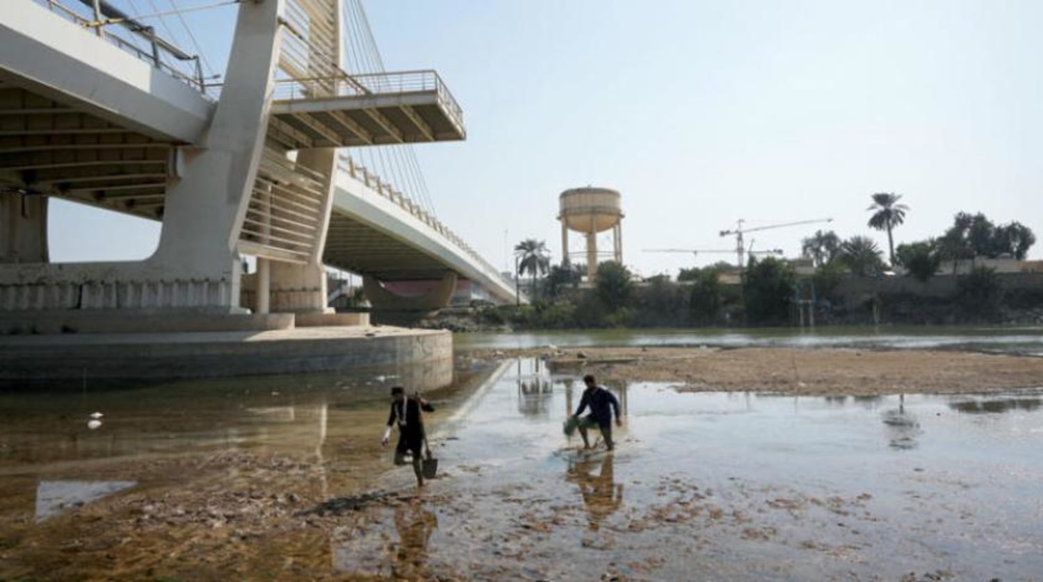 Amara şehrinde alınan görüntüler Fırat Nehri’nin sularının ne ölçüde çekildiğini gözler önüne serildi. (Reuters)