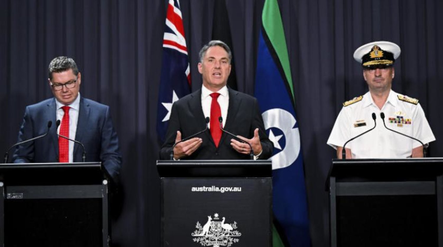 Avustralya Savunma Bakanı Pat Conroy (solda), Avustralya Başbakan Yardımcısı Richard Marlis ve Nükleer Güçle Çalışan Denizaltı Görev Gücü başkanı Amiral Jonathan Meade (sağda), Canberra'daki Parlamento Binası'nda düzenlenen basın toplantısında konuşuyorlar. (AP) 

