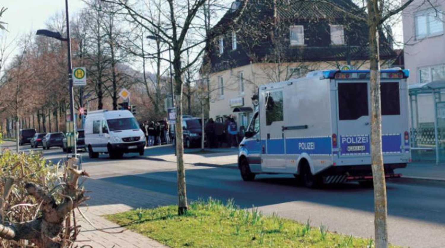 Baden-Württemberg eyaletinde yeni tutuklamalar sırasında polis araçları (DPA)