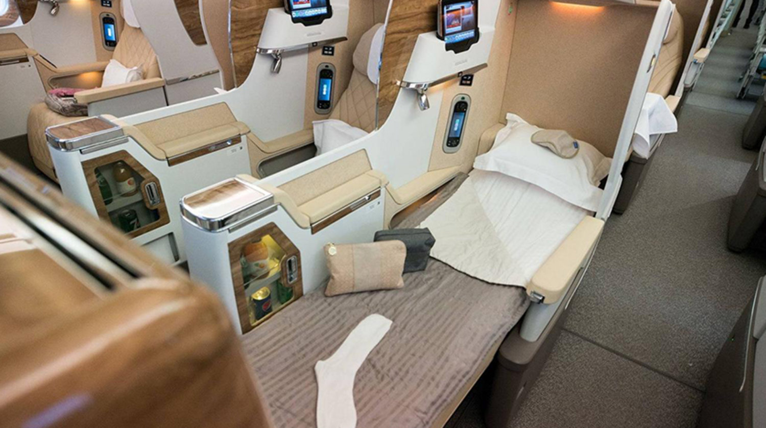 Emirates Boeing 777-300ER'deki business class kabininin bir fotoğrafı (Emirates)