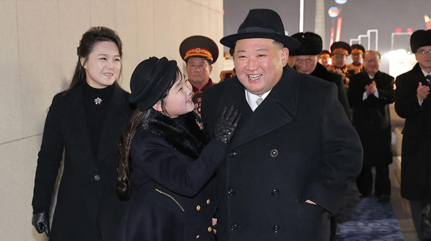 Kuzey Kore lideri Kim Jong-un, eşi Ri Sol-ju ve kızları Kim Ju-ae, 8 Şubat 2023'te Pyongyang'da Kuze Kore ordusunun kuruluşunun 75. yıldönümü için düzenlenen askeri geçit törenine katılmıştı (Reuters)