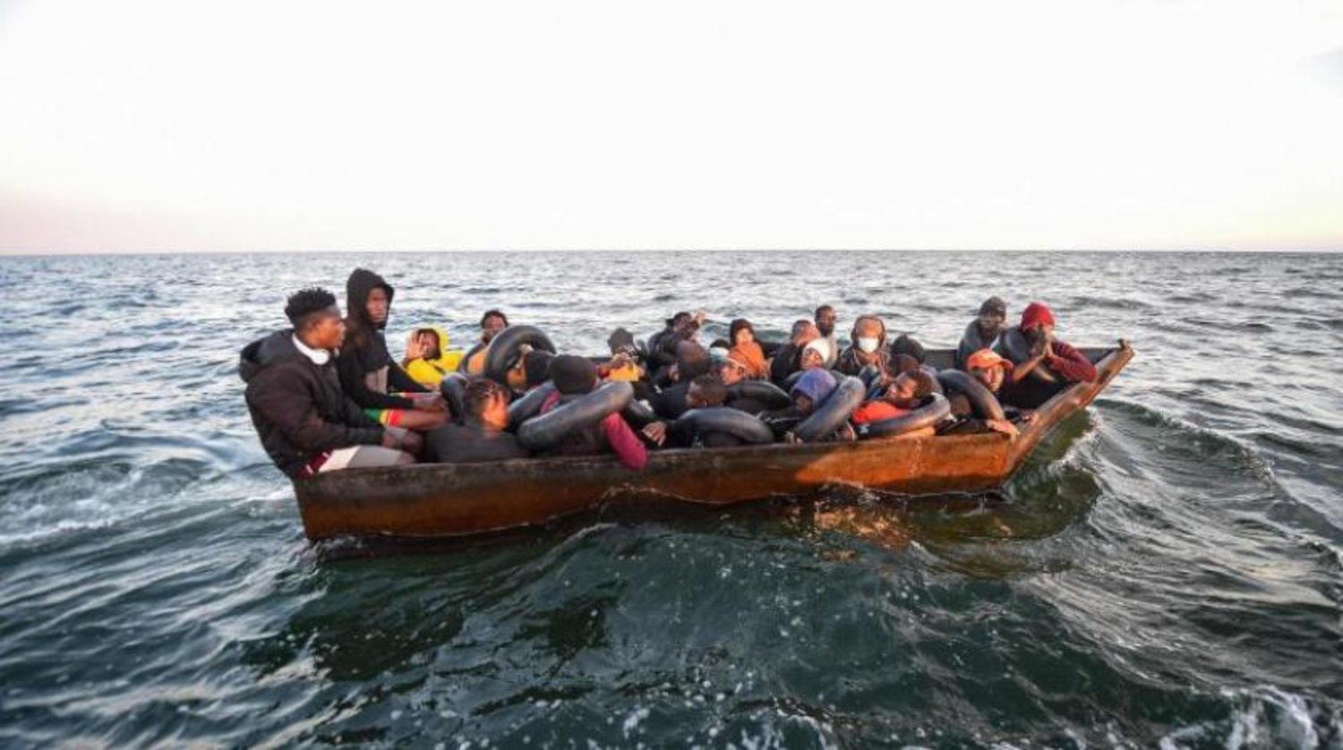 Tunus sularında teknede göçmenler (AFP)