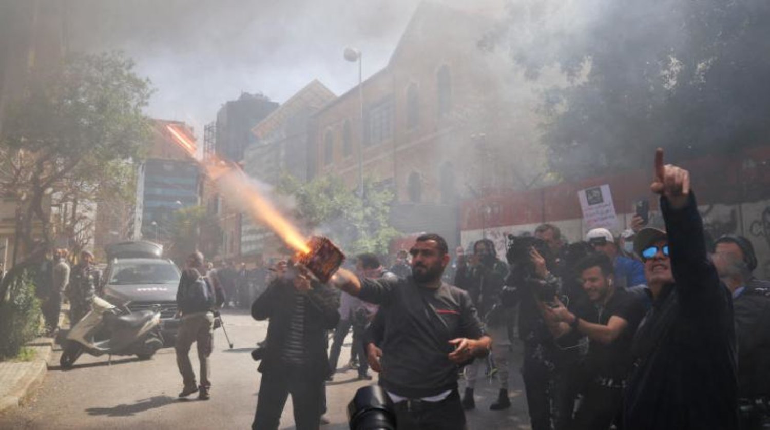 Protestocular Merkez Bankası önünde havai fişek attı. (AFP)