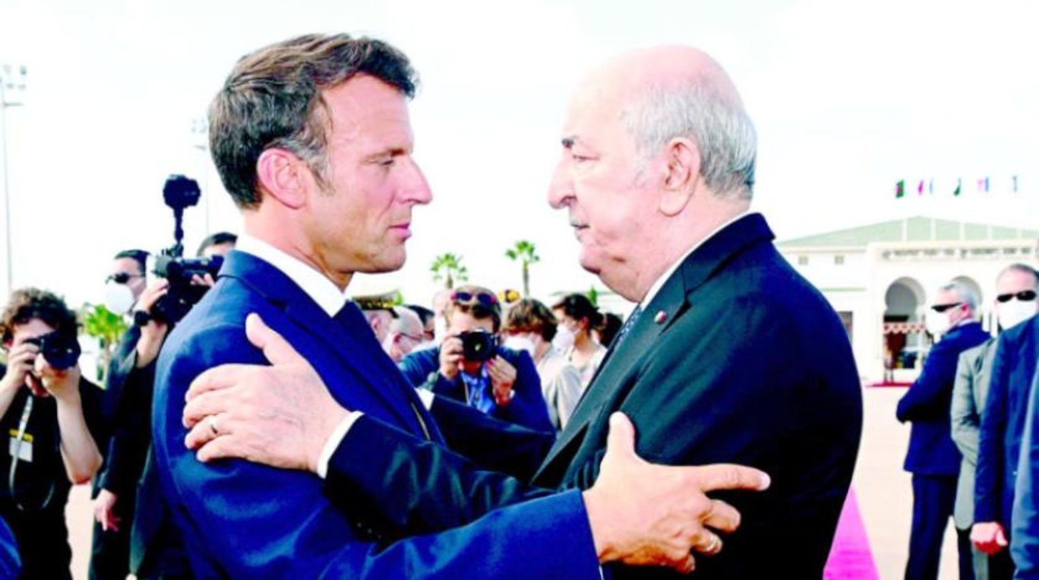 Cezayir Cumhurbaşkanı Tebbun, Cezayir'e yaptığı son ziyarette Fransız mevkidaşını karşılarken (Cezayir Cumhurbaşkanlığı)
