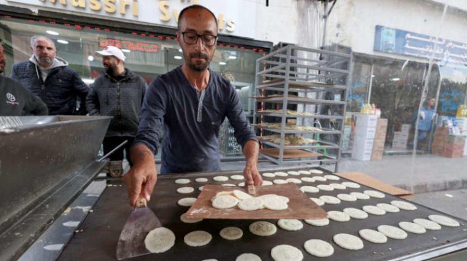 Alım gücü azalan Lübnanlılar, Ramazan Ayı’nda en fazla talebin olduğu tatlıları dahi artık satın alamıyor. (Reuters)