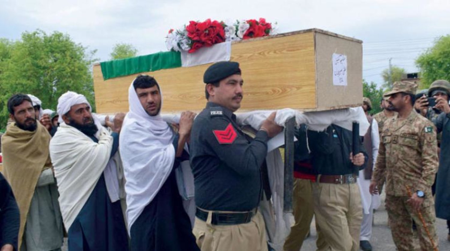 Pakistan-Afganistan sınırında meydana gelen patlamada hayatını kaybeden polisin cenazesini yakınları ve Pakistan güvenlik güçleri taşıyor (AFP)