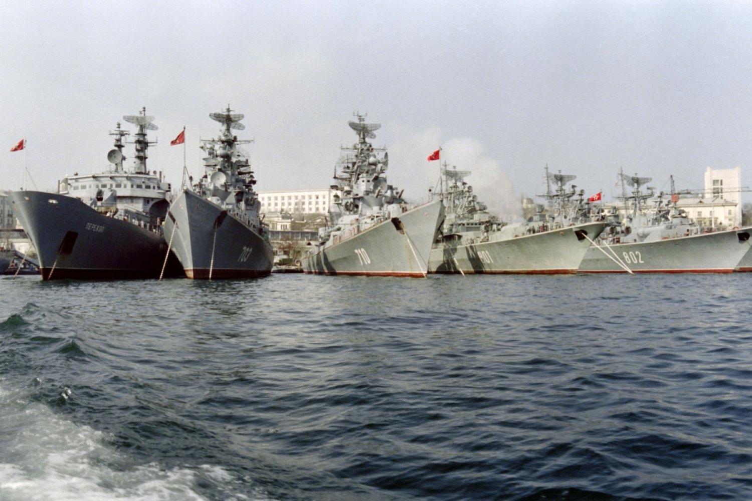 Moskova ile Kiev arasındaki anlaşmazlığın ana noktalarından biri olan Karadeniz Filosu, 1992. (AFP)