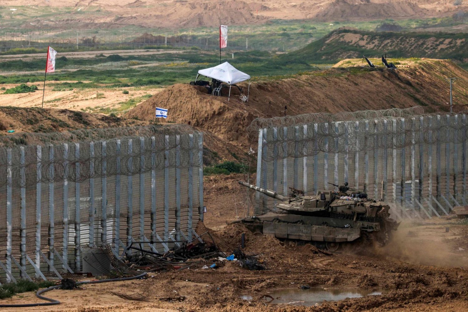 İsrail'in güneyindeki bir alandan çekilen bu fotoğraf, bir İsrail tankının sınırı geçerek Gazze'nin kuzeyine girdiğini gösteriyor (AFP)