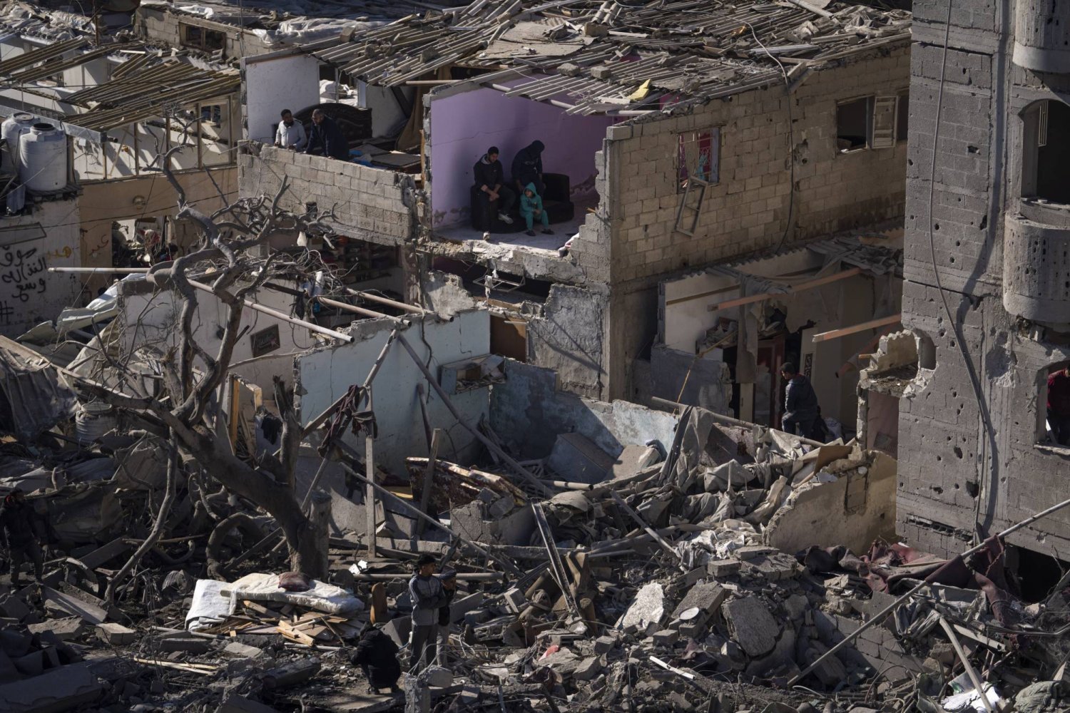 İsrail'in Gazze Şeridi'ndeki Refah'taki binalara düzenlediği baskının ardından oluşan yıkımın bir kısmı, 22 Şubat 2024 Perşembe (AP)