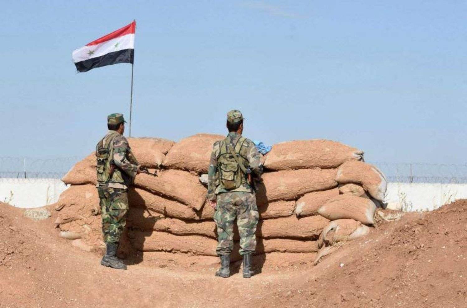 Suriye'nin doğusundaki bir mevzide Suriyeli iki asker (AFP)
