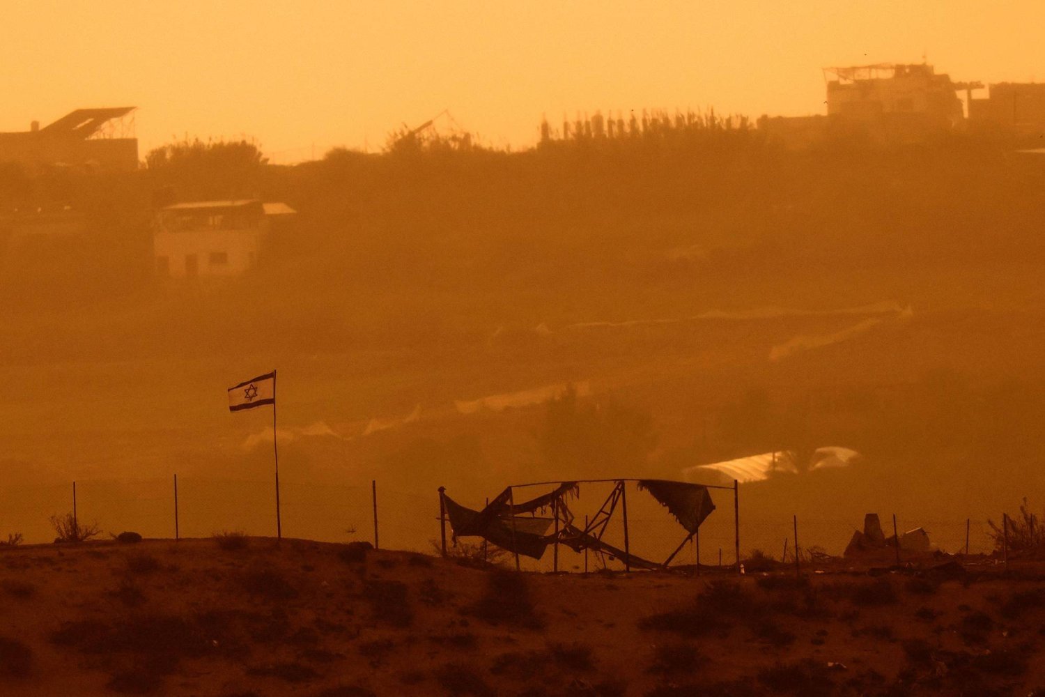 Kuzey Gazze’deki İsrail bayrağı. (AFP)