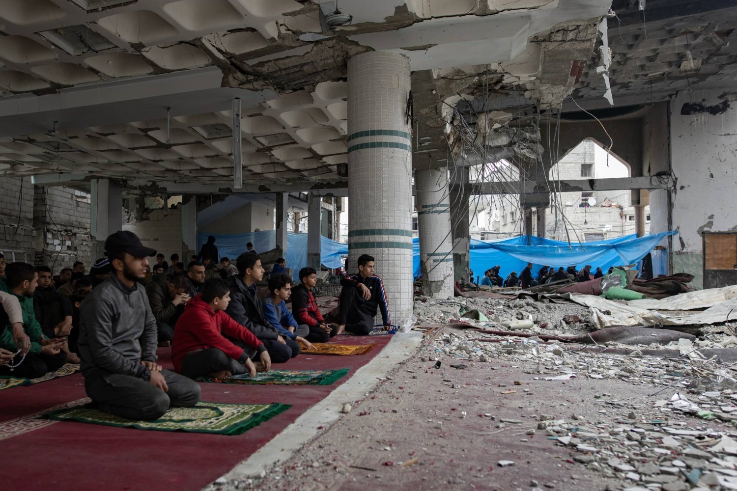 Filistinliler, İsrail ordusunun bombaladığı Refah kentindeki El-Huda Camisi'nde dün cuma namazı kıldı. (EPA)
