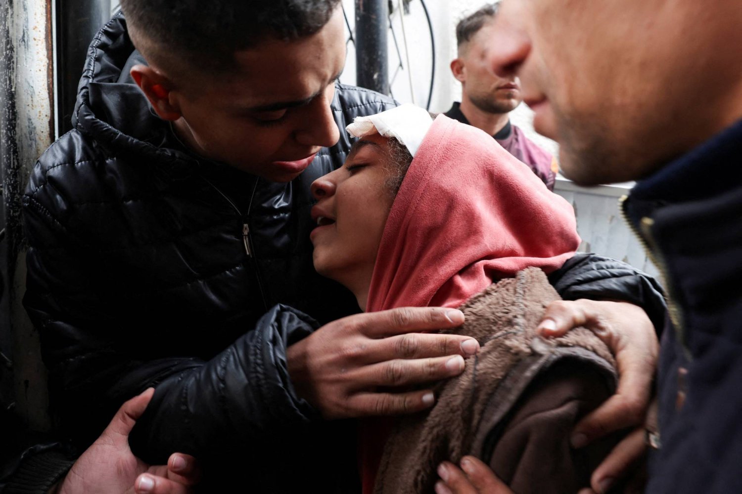 İsrail'in Gazze Şeridi'nin güneyine düzenlediği saldırıda bir Filistinli yaralandı (Reuters)