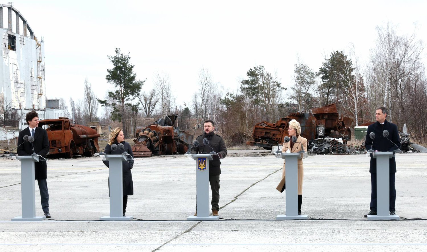 Soldan sağa Trudeau, Meloni, Zelenski, von der Leyen ve De Croo savaşın ikinci yıldönümünde Kiev'de düzenlenen ortak basın toplantısında konuşuyor (DPA)