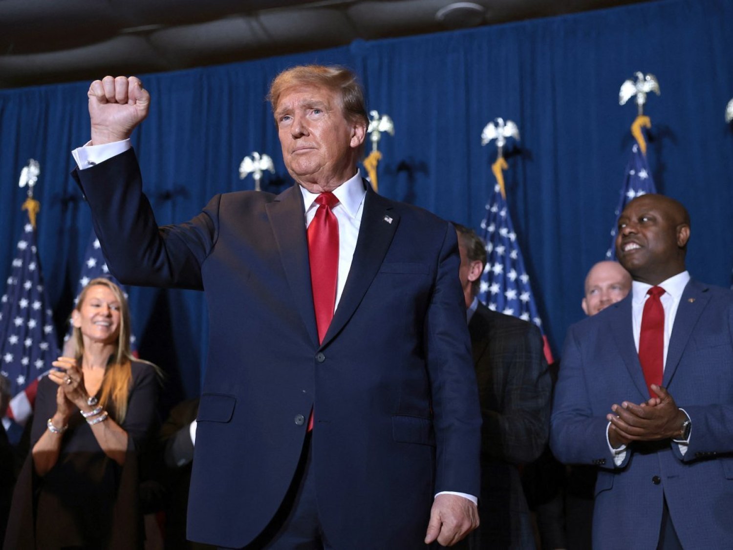 Cumhuriyetçi başkan adayı ve eski Başkan Donald Trump, Güney Carolina’da destekçilerini selamlarken (AFP)