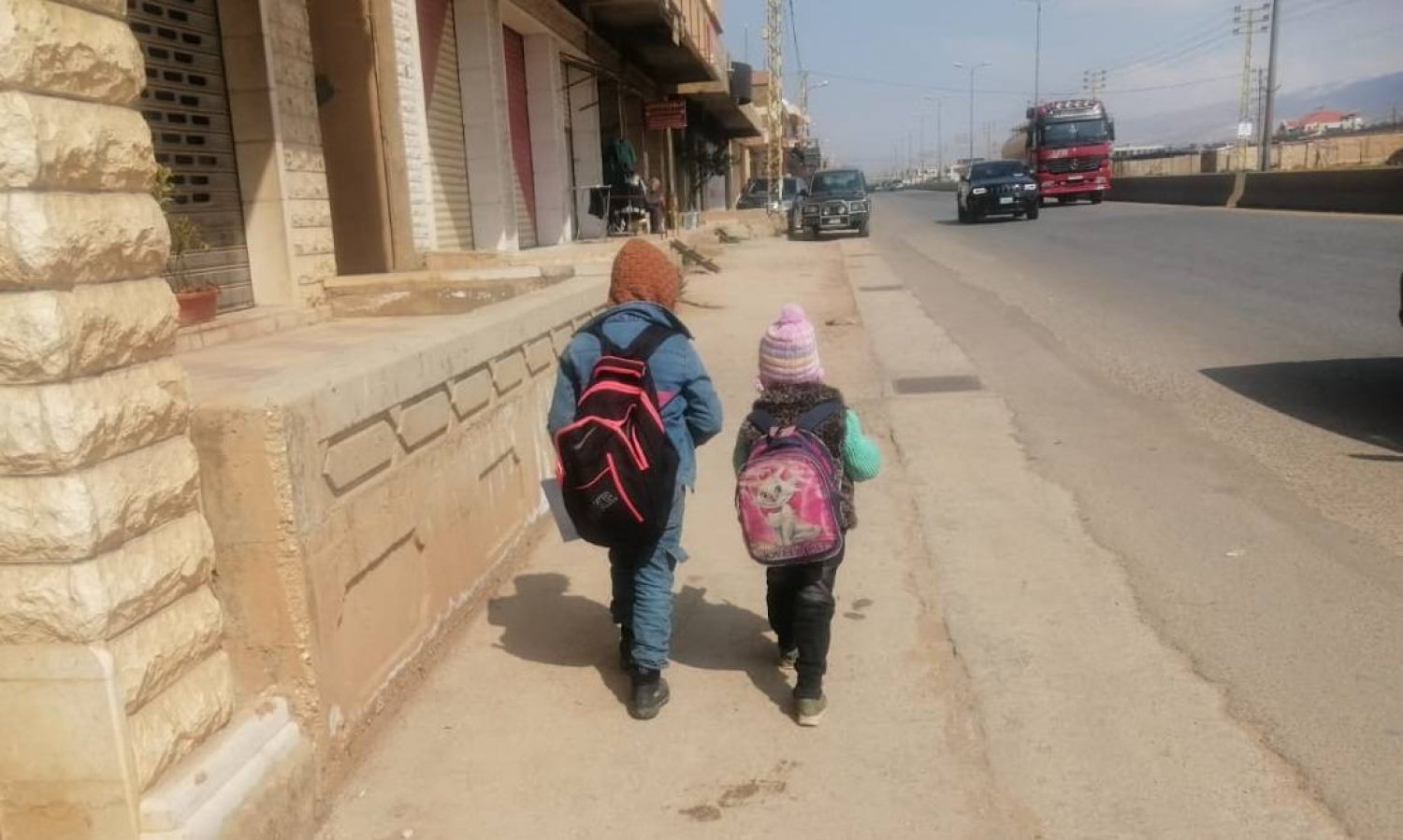 Pazartesi günü İsrail’in Baalbek’e düzenlediği saldırıların ardından iki çocuk, okul bitmeden eve dönüyor (Şarku’l Avsat)