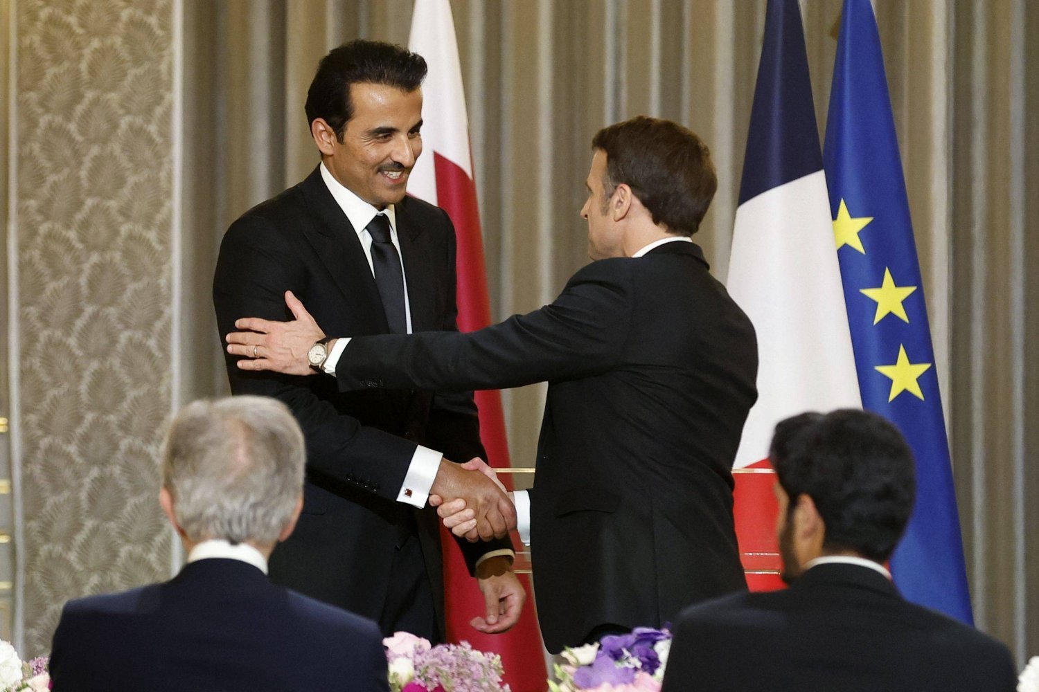 Fransa Cumhurbaşkanı Emmanuel Macron, Katar Emiri Şeyh Temim bin Hamad Al Sani'yi ağırladı (AFP)