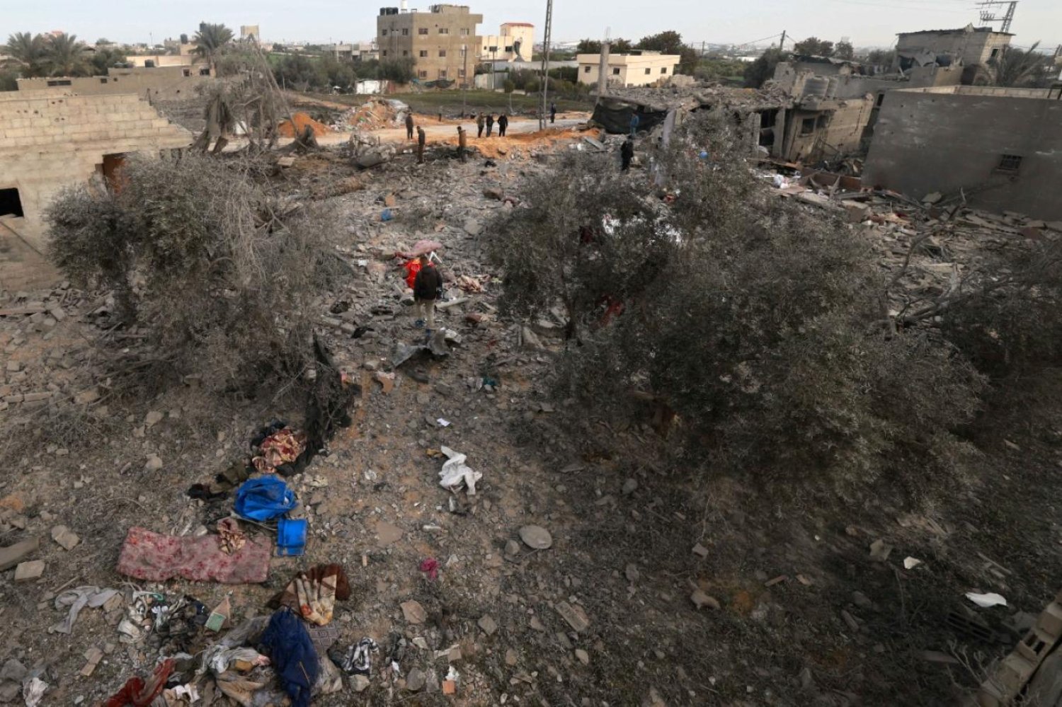 İnsanlar Refah'ta İsrail bombardımanının yol açtığı yıkımı inceliyor (AFP)