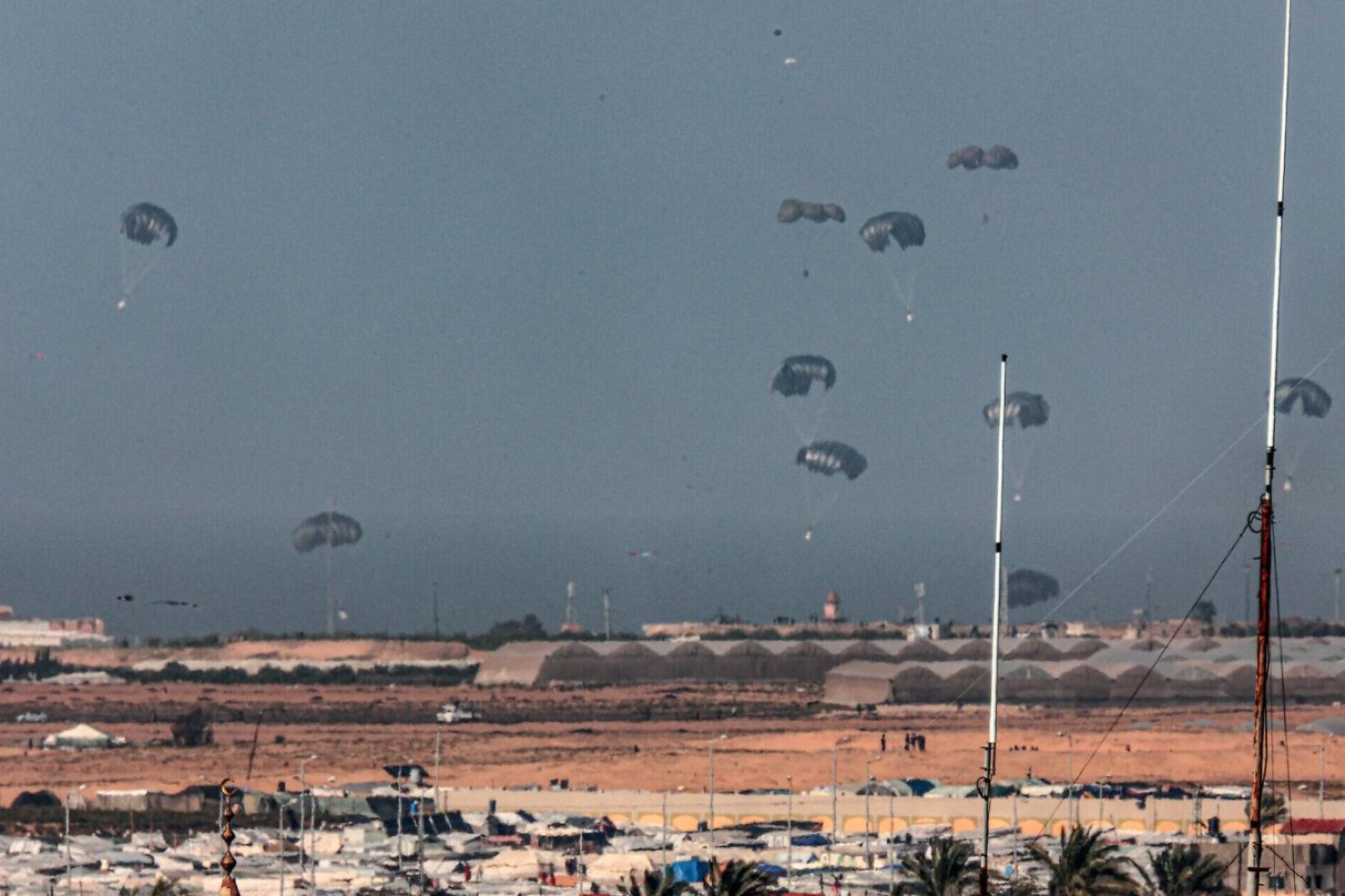 Ürdün Hava Kuvvetleri'ne bağlı uçaklar, Gazze Şeridi'ne iki gün havadan yardım göndermişti (AFP)