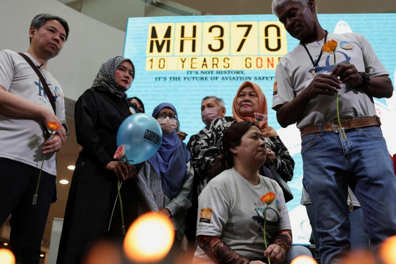 Aileler her yıl, MH370'te kaybettikleri yakınlarını anmak için bir araya geliyor (Reuters)
