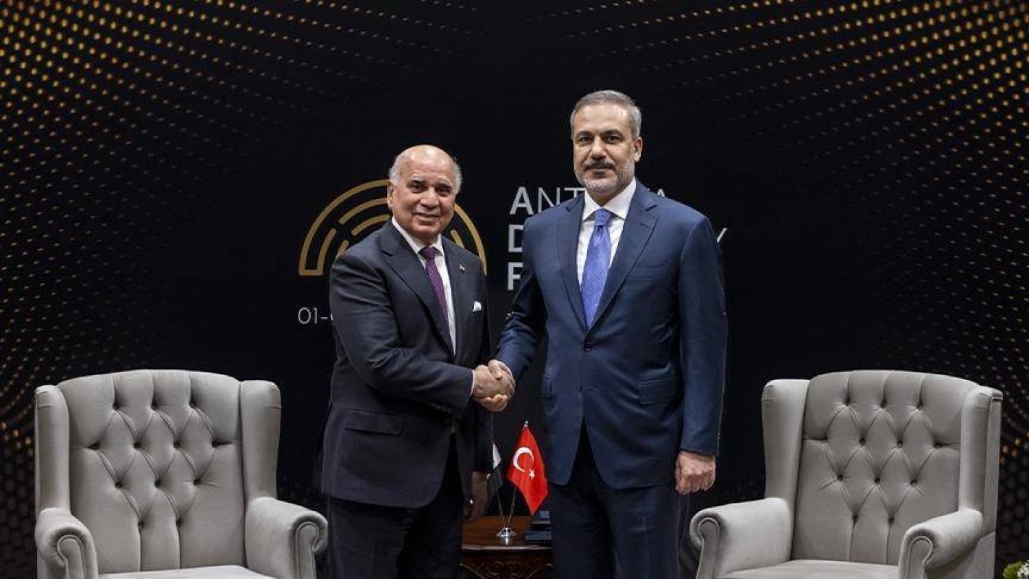 Antalya Diplomasi Forumu oturum aralarında Türkiye ve Irak Dışişleri Bakanları (Türkiye Dışişleri Bakanlığı)
