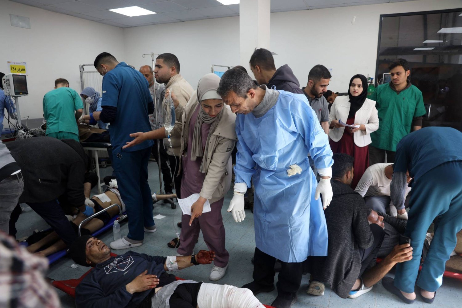 İsrail’in Refah’taki BAE Hastanesi yakınında yerlerinden edilmiş Filistinlilerin barındığı kampa saldırısı sonucu yaralananlar Kuveyt Hastanesi’nde tedavi görüyor (AFP)